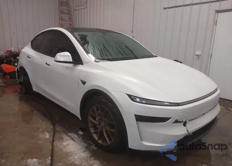 2026 Tesla Model Y Long Range Launch Series/Premium All-Wheel Drive z USA, uszkodzony, nr VIN 7SAYGDEE5TF323155